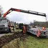 Von der Straße zwischen Rotheidlen und Eggenberg, in der Nähe von Bodnegg (Landkreis Ravensburg), ist am Montagmorgen ein Lkw-Gespann abgekommen. Der Anhänger des Lkw, auf dem der Kran geladen war, kippte bei dem Unfall um.
Fotos: Davor Knappmeyer