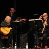 Unter dem Namen "Camerata Bavarese" musizierten im Stadtsaal Kaufbeuren Sigi Schwab an der Gitarre und Klaus Hampl an der Klarinette. Das Jazz-Quartett ergänzten kongenial Magnus Dauner (Perkussion) und Heiko Jung (Bass). In 90 Minuten entführten die Klangkünstler 200 aufmerksame Zuhörer in die barocke Klassik, aber auch in den indischen und afroamerikanischen Kulturkreis.