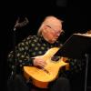 Unter dem Namen "Camerata Bavarese" musizierten im Stadtsaal Kaufbeuren Sigi Schwab an der Gitarre und Klaus Hampl an der Klarinette. Das Jazz-Quartett ergänzten kongenial Magnus Dauner (Perkussion) und Heiko Jung (Bass). In 90 Minuten entführten die Klangkünstler 200 aufmerksame Zuhörer in die barocke Klassik, aber auch in den indischen und afroamerikanischen Kulturkreis.