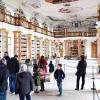 In Ottobeuren ist das Klostermuseum der Benediktinerabtei nach langer Renovierung am Samstag wieder eröffnet worden. Zahlreiche Besucher besichtigten am Tag der offenen Tür das neue Klostermuseum. 
 
Bilder: Fritz Pavlon