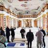 In Ottobeuren ist das Klostermuseum der Benediktinerabtei nach langer Renovierung am Samstag wieder eröffnet worden. Zahlreiche Besucher besichtigten am Tag der offenen Tür das neue Klostermuseum. 
 
Bilder: Fritz Pavlon