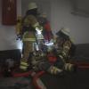 Zu einem brennenden Pkw, wurde die Feuerwehr Immenstadt am Dienstagabend in ihrem Übungsszenario in die Tiefgarage unter dem Klostergarten gerufen. Ein Elektro-Pkw fing Feuer und brannte direkt vor einem Technikraum, in dem sich gerade Mitarbeiter befanden. Die im Technikraum arbeitenden Personen wurden dabei verletzt und mussten gerettet werden.
 
Bilder: Benjamin Liss