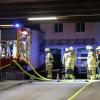 Zu einem brennenden Pkw, wurde die Feuerwehr Immenstadt am Dienstagabend in ihrem Übungsszenario in die Tiefgarage unter dem Klostergarten gerufen. Ein Elektro-Pkw fing Feuer und brannte direkt vor einem Technikraum, in dem sich gerade Mitarbeiter befanden. Die im Technikraum arbeitenden Personen wurden dabei verletzt und mussten gerettet werden.
 
Bilder: Benjamin Liss