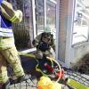 Zu einem brennenden Pkw, wurde die Feuerwehr Immenstadt am Dienstagabend in ihrem Übungsszenario in die Tiefgarage unter dem Klostergarten gerufen. Ein Elektro-Pkw fing Feuer und brannte direkt vor einem Technikraum, in dem sich gerade Mitarbeiter befanden. Die im Technikraum arbeitenden Personen wurden dabei verletzt und mussten gerettet werden.
 
Bilder: Benjamin Liss