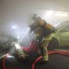 Zu einem brennenden Pkw, wurde die Feuerwehr Immenstadt am Dienstagabend in ihrem Übungsszenario in die Tiefgarage unter dem Klostergarten gerufen. Ein Elektro-Pkw fing Feuer und brannte direkt vor einem Technikraum, in dem sich gerade Mitarbeiter befanden. Die im Technikraum arbeitenden Personen wurden dabei verletzt und mussten gerettet werden.
 
Bilder: Benjamin Liss