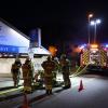Zu einem brennenden Pkw, wurde die Feuerwehr Immenstadt am Dienstagabend in ihrem Übungsszenario in die Tiefgarage unter dem Klostergarten gerufen. Ein Elektro-Pkw fing Feuer und brannte direkt vor einem Technikraum, in dem sich gerade Mitarbeiter befanden. Die im Technikraum arbeitenden Personen wurden dabei verletzt und mussten gerettet werden.
 
Bilder: Benjamin Liss