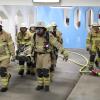 Zu einem brennenden Pkw, wurde die Feuerwehr Immenstadt am Dienstagabend in ihrem Übungsszenario in die Tiefgarage unter dem Klostergarten gerufen. Ein Elektro-Pkw fing Feuer und brannte direkt vor einem Technikraum, in dem sich gerade Mitarbeiter befanden. Die im Technikraum arbeitenden Personen wurden dabei verletzt und mussten gerettet werden.
 
Bilder: Benjamin Liss