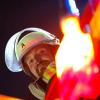 Zu einem brennenden Pkw, wurde die Feuerwehr Immenstadt am Dienstagabend in ihrem Übungsszenario in die Tiefgarage unter dem Klostergarten gerufen. Ein Elektro-Pkw fing Feuer und brannte direkt vor einem Technikraum, in dem sich gerade Mitarbeiter befanden. Die im Technikraum arbeitenden Personen wurden dabei verletzt und mussten gerettet werden.
 
Bilder: Benjamin Liss