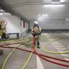 Zu einem brennenden Pkw, wurde die Feuerwehr Immenstadt am Dienstagabend in ihrem Übungsszenario in die Tiefgarage unter dem Klostergarten gerufen. Ein Elektro-Pkw fing Feuer und brannte direkt vor einem Technikraum, in dem sich gerade Mitarbeiter befanden. Die im Technikraum arbeitenden Personen wurden dabei verletzt und mussten gerettet werden.
 
Bilder: Benjamin Liss