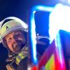 Zu einem brennenden Pkw, wurde die Feuerwehr Immenstadt am Dienstagabend in ihrem Übungsszenario in die Tiefgarage unter dem Klostergarten gerufen. Ein Elektro-Pkw fing Feuer und brannte direkt vor einem Technikraum, in dem sich gerade Mitarbeiter befanden. Die im Technikraum arbeitenden Personen wurden dabei verletzt und mussten gerettet werden.
 
Bilder: Benjamin Liss
