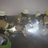 Zu einem brennenden Pkw, wurde die Feuerwehr Immenstadt am Dienstagabend in ihrem Übungsszenario in die Tiefgarage unter dem Klostergarten gerufen. Ein Elektro-Pkw fing Feuer und brannte direkt vor einem Technikraum, in dem sich gerade Mitarbeiter befanden. Die im Technikraum arbeitenden Personen wurden dabei verletzt und mussten gerettet werden.
 
Bilder: Benjamin Liss