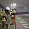 Zu einem brennenden Pkw, wurde die Feuerwehr Immenstadt am Dienstagabend in ihrem Übungsszenario in die Tiefgarage unter dem Klostergarten gerufen. Ein Elektro-Pkw fing Feuer und brannte direkt vor einem Technikraum, in dem sich gerade Mitarbeiter befanden. Die im Technikraum arbeitenden Personen wurden dabei verletzt und mussten gerettet werden.
 
Bilder: Benjamin Liss
