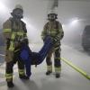 Zu einem brennenden Pkw, wurde die Feuerwehr Immenstadt am Dienstagabend in ihrem Übungsszenario in die Tiefgarage unter dem Klostergarten gerufen. Ein Elektro-Pkw fing Feuer und brannte direkt vor einem Technikraum, in dem sich gerade Mitarbeiter befanden. Die im Technikraum arbeitenden Personen wurden dabei verletzt und mussten gerettet werden.
 
Bilder: Benjamin Liss