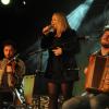Mit einer Mischung aus traditioneller und moderner irischer Musik hat "Irish Heartbeat" am Dienstagabend den St. Patrick´s Day in der Kultbox in Kempten nachgefeiert. Mit viel Spiellaune und Können begeisterten die drei Bands "Alfi", "Fourth Moon" und "The Outside Track" das Publikum. Beim letzten Lied animierte "The Outside Track" die Zuschauer zum Mitsingen. Als bei der gemeinsamen Zugabe dann alle Musiker noch einmal auf der Bühne waren, jubelte das Publikum ihnen ihm Stehen zu. Für die Musiker war Kempten die letzte Station ihrer langen Tournee, die sie einmal durch ganz Deutschland geführt hatte.
Fotos: Christian Gögler