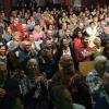 Mit einer Mischung aus traditioneller und moderner irischer Musik hat "Irish Heartbeat" am Dienstagabend den St. Patrick´s Day in der Kultbox in Kempten nachgefeiert. Mit viel Spiellaune und Können begeisterten die drei Bands "Alfi", "Fourth Moon" und "The Outside Track" das Publikum. Beim letzten Lied animierte "The Outside Track" die Zuschauer zum Mitsingen. Als bei der gemeinsamen Zugabe dann alle Musiker noch einmal auf der Bühne waren, jubelte das Publikum ihnen ihm Stehen zu. Für die Musiker war Kempten die letzte Station ihrer langen Tournee, die sie einmal durch ganz Deutschland geführt hatte.
Fotos: Christian Gögler