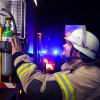 Zu einem brennenden Pkw, wurde die Feuerwehr Immenstadt am Dienstagabend in ihrem Übungsszenario in die Tiefgarage unter dem Klostergarten gerufen. Ein Elektro-Pkw fing Feuer und brannte direkt vor einem Technikraum, in dem sich gerade Mitarbeiter befanden. Die im Technikraum arbeitenden Personen wurden dabei verletzt und mussten gerettet werden.
 
Bilder: Benjamin Liss