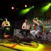 Mit einer Mischung aus traditioneller und moderner irischer Musik hat "Irish Heartbeat" am Dienstagabend den St. Patrick´s Day in der Kultbox in Kempten nachgefeiert. Mit viel Spiellaune und Können begeisterten die drei Bands "Alfi", "Fourth Moon" und "The Outside Track" das Publikum. Beim letzten Lied animierte "The Outside Track" die Zuschauer zum Mitsingen. Als bei der gemeinsamen Zugabe dann alle Musiker noch einmal auf der Bühne waren, jubelte das Publikum ihnen ihm Stehen zu. Für die Musiker war Kempten die letzte Station ihrer langen Tournee, die sie einmal durch ganz Deutschland geführt hatte.
Fotos: Christian Gögler