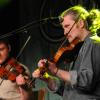 Mit einer Mischung aus traditioneller und moderner irischer Musik hat "Irish Heartbeat" am Dienstagabend den St. Patrick´s Day in der Kultbox in Kempten nachgefeiert. Mit viel Spiellaune und Können begeisterten die drei Bands "Alfi", "Fourth Moon" und "The Outside Track" das Publikum. Beim letzten Lied animierte "The Outside Track" die Zuschauer zum Mitsingen. Als bei der gemeinsamen Zugabe dann alle Musiker noch einmal auf der Bühne waren, jubelte das Publikum ihnen ihm Stehen zu. Für die Musiker war Kempten die letzte Station ihrer langen Tournee, die sie einmal durch ganz Deutschland geführt hatte.
Fotos: Christian Gögler