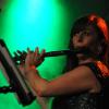 Mit einer Mischung aus traditioneller und moderner irischer Musik hat "Irish Heartbeat" am Dienstagabend den St. Patrick´s Day in der Kultbox in Kempten nachgefeiert. Mit viel Spiellaune und Können begeisterten die drei Bands "Alfi", "Fourth Moon" und "The Outside Track" das Publikum. Beim letzten Lied animierte "The Outside Track" die Zuschauer zum Mitsingen. Als bei der gemeinsamen Zugabe dann alle Musiker noch einmal auf der Bühne waren, jubelte das Publikum ihnen ihm Stehen zu. Für die Musiker war Kempten die letzte Station ihrer langen Tournee, die sie einmal durch ganz Deutschland geführt hatte.
Fotos: Christian Gögler