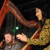 Mit einer Mischung aus traditioneller und moderner irischer Musik hat "Irish Heartbeat" am Dienstagabend den St. Patrick´s Day in der Kultbox in Kempten nachgefeiert. Mit viel Spiellaune und Können begeisterten die drei Bands "Alfi", "Fourth Moon" und "The Outside Track" das Publikum. Beim letzten Lied animierte "The Outside Track" die Zuschauer zum Mitsingen. Als bei der gemeinsamen Zugabe dann alle Musiker noch einmal auf der Bühne waren, jubelte das Publikum ihnen ihm Stehen zu. Für die Musiker war Kempten die letzte Station ihrer langen Tournee, die sie einmal durch ganz Deutschland geführt hatte.
Fotos: Christian Gögler