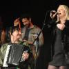 Mit einer Mischung aus traditioneller und moderner irischer Musik hat "Irish Heartbeat" am Dienstagabend den St. Patrick´s Day in der Kultbox in Kempten nachgefeiert. Mit viel Spiellaune und Können begeisterten die drei Bands "Alfi", "Fourth Moon" und "The Outside Track" das Publikum. Beim letzten Lied animierte "The Outside Track" die Zuschauer zum Mitsingen. Als bei der gemeinsamen Zugabe dann alle Musiker noch einmal auf der Bühne waren, jubelte das Publikum ihnen ihm Stehen zu. Für die Musiker war Kempten die letzte Station ihrer langen Tournee, die sie einmal durch ganz Deutschland geführt hatte.
Fotos: Christian Gögler