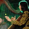 Mit einer Mischung aus traditioneller und moderner irischer Musik hat "Irish Heartbeat" am Dienstagabend den St. Patrick´s Day in der Kultbox in Kempten nachgefeiert. Mit viel Spiellaune und Können begeisterten die drei Bands "Alfi", "Fourth Moon" und "The Outside Track" das Publikum. Beim letzten Lied animierte "The Outside Track" die Zuschauer zum Mitsingen. Als bei der gemeinsamen Zugabe dann alle Musiker noch einmal auf der Bühne waren, jubelte das Publikum ihnen ihm Stehen zu. Für die Musiker war Kempten die letzte Station ihrer langen Tournee, die sie einmal durch ganz Deutschland geführt hatte.
Fotos: Christian Gögler