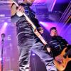 Die Band "Heldmaschine" war am Samstag im Kaminwerk Memmingen zu Gast. Zusammen mit Aeverium feierten die Koblenzer den Abschluss einer gelungenen Tour. Die ein oder andere Einlage durfte dabei nicht fehlen. Die Band ist ein "Nebenprojekt" des Völkerball-Sängers René Anlauff, der am 12. und 13. Januar wieder im Kaminwerk auftritt. Weil die Konzerte regelmäßig ausverkauft sind, hat man dieses Mal zwei Tage angesetzt.
 
Bilder: Daniel Tretter