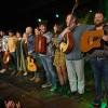 Mit einer Mischung aus traditioneller und moderner irischer Musik hat "Irish Heartbeat" am Dienstagabend den St. Patrick´s Day in der Kultbox in Kempten nachgefeiert. Mit viel Spiellaune und Können begeisterten die drei Bands "Alfi", "Fourth Moon" und "The Outside Track" das Publikum. Beim letzten Lied animierte "The Outside Track" die Zuschauer zum Mitsingen. Als bei der gemeinsamen Zugabe dann alle Musiker noch einmal auf der Bühne waren, jubelte das Publikum ihnen ihm Stehen zu. Für die Musiker war Kempten die letzte Station ihrer langen Tournee, die sie einmal durch ganz Deutschland geführt hatte.
Fotos: Christian Gögler
