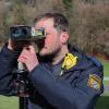 Während des Blitzmarathons 2023 kontrollierte die Polizei mit einem Lasermessgerät am Ortsausgang von Oberstdorf die Geschwindigkeiten, mit denen die Fahrzeuge dort unterwegs waren. Hier gilt Tempo 70. Ein Österreicher war dort allerdings mit 92 km/h unterwegs.