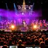 3.000 Gäste sind am Sonntag in die Big Box Allgäu in Kempten geströmt, um Klassiker der Rockgeschichte aus hochkarätiger Hand zu hören. Bei "Rock meets Classic" waren dieses Jahr Sascha Krebs, Mike Tramp (White Lion), Maggie Reilly (Mike Oldfield), Ronnie Romero (Rainbow), Mick Box & Bernie Shaw (Uriah Heep), Dee Snyder (Twisted Sister) und Joey Tempest (Europe) auf der komplett ausverkauften Tour dabei. In Kempten heizten sie ihrem Publikum ordentlich ein, das sich schon bald von seinen Plätzen erhob und mit den Musikern feierte. 