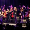 3.000 Gäste sind am Sonntag in die Big Box Allgäu in Kempten geströmt, um Klassiker der Rockgeschichte aus hochkarätiger Hand zu hören. Bei "Rock meets Classic" waren dieses Jahr Sascha Krebs, Mike Tramp (White Lion), Maggie Reilly (Mike Oldfield), Ronnie Romero (Rainbow), Mick Box & Bernie Shaw (Uriah Heep), Dee Snyder (Twisted Sister) und Joey Tempest (Europe) auf der komplett ausverkauften Tour dabei. In Kempten heizten sie ihrem Publikum ordentlich ein, das sich schon bald von seinen Plätzen erhob und mit den Musikern feierte. 