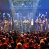 3.000 Gäste sind am Sonntag in die Big Box Allgäu in Kempten geströmt, um Klassiker der Rockgeschichte aus hochkarätiger Hand zu hören. Bei "Rock meets Classic" waren dieses Jahr Sascha Krebs, Mike Tramp (White Lion), Maggie Reilly (Mike Oldfield), Ronnie Romero (Rainbow), Mick Box & Bernie Shaw (Uriah Heep), Dee Snyder (Twisted Sister) und Joey Tempest (Europe) auf der komplett ausverkauften Tour dabei. In Kempten heizten sie ihrem Publikum ordentlich ein, das sich schon bald von seinen Plätzen erhob und mit den Musikern feierte. 