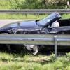 Auf der B12 zwischen Hergensweiler und Stockenweiler sind zwei Autos frontal zusammengestoßen. Rettungskräfte sind am Unfallort. 
 
Bilder: Davor Knappmeyer