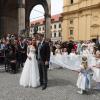 Sie haben Ja gesagt: Ludwig Prinz von Bayern (40) und seine Sophie-Alexandra Evekink (33) haben geheiratet - mit jeder Menge Ehrengästen aus Adel, Politik und Gesellschaft. Kein Wunder, ist der Bräutigam doch Ururenkel des letzten bayerischen Königs Ludwig III. Seine Braut stammt aus einer niederländisch-kanadischen Familie. Nach dem Hochzeitsgottesdienst zog das Paar zu den Klängen des Bayernliedes und unter dem Beifall zahlreicher Schaulustiger aus der Theatinerkirche aus, wo der Münchner Erzbischof und Kardinal Reinhard Marx den beiden das Sakrament der Ehe gespendet hatte. Hier die schönsten Bilder der Märchenhochzeit. 