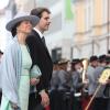 Sie haben Ja gesagt: Ludwig Prinz von Bayern (40) und seine Sophie-Alexandra Evekink (33) haben geheiratet - mit jeder Menge Ehrengästen aus Adel, Politik und Gesellschaft. Kein Wunder, ist der Bräutigam doch Ururenkel des letzten bayerischen Königs Ludwig III. Seine Braut stammt aus einer niederländisch-kanadischen Familie. Nach dem Hochzeitsgottesdienst zog das Paar zu den Klängen des Bayernliedes und unter dem Beifall zahlreicher Schaulustiger aus der Theatinerkirche aus, wo der Münchner Erzbischof und Kardinal Reinhard Marx den beiden das Sakrament der Ehe gespendet hatte. Hier die schönsten Bilder der Märchenhochzeit. 