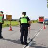 Nahe Dietmannsried: Mopedfahrer kollidiert mit Auto und wird tödlich verletzt. Der 85-jährige Mopedfahrer hatte am Pfingstsonntag gegen 16.15 Uhr nach ersten Erkenntnissen der Polizei dem herannahenden Mercedes bei der Einfahrt in die Kreisstraße die Vorfahrt genommen. Der Autofahrer konnte nicht mehr rechtzeitig abbremsen.
 
Bilder: Markus Dorer