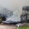 Ein Feuer ist am Sonntagnachmittag auf einem Lagerplatz des Bauhofs Dösingen zwischen Willofs und Beschauen ausgebrochen. Ein Salzlager stand bereits wenige Minuten, nachdem der Brand entdeckt worden war, komplett in Flammen.