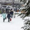 Die winterlichen Verhältnisse haben auf den Allgäuer Straßen zu Verzögerungen geführt. In der Kemptner Innenstadt hatten Fußgänger mit rutschigen Gehwegenzu kämpfen.