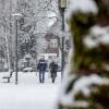 Die winterlichen Verhältnisse haben auf den Allgäuer Straßen zu Verzögerungen geführt. In der Kemptner Innenstadt hatten Fußgänger mit rutschigen Gehwegenzu kämpfen.