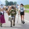 Am Dienstag fand in Schöllang bei Oberstdorf der Viehscheid statt. Rund 570 Jungrinder von vier Alpen zogen in den Ort. Das tolle Wetter lockte zahlreiche Schaulustige an, die sich das Spektakel nicht entgehen lassen wollten.
Biergarten und Marktplatz
Fürs leibliche Wohl war auch gesorgt. Neben einem Biergarten, der gut besucht war, gab es auch ein Festzelt mitsamt Musikkapelle. Auch einen kleinen Markt gab es abseits des Viehscheids. Neben Taschen und Hüten konnten die Viehscheid-Besucher auch Küchenutensilien kaufen, während die Rinder zu ihren Besitzern trotteten. 
 
Weitere Bilder und Infos zum Viehscheid in Schöllang gibt es auf allgäuer-zeitung.de.
Im Allgäu hat die Viehscheid-Saison begonnen. In unserem Übersichtsartikel gibt es die weiteren Termine für die diesjährigen Almabtriebe. 