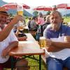 Am Dienstag fand in Schöllang bei Oberstdorf der Viehscheid statt. Rund 570 Jungrinder von vier Alpen zogen in den Ort. Das tolle Wetter lockte zahlreiche Schaulustige an, die sich das Spektakel nicht entgehen lassen wollten.
Biergarten und Marktplatz
Fürs leibliche Wohl war auch gesorgt. Neben einem Biergarten, der gut besucht war, gab es auch ein Festzelt mitsamt Musikkapelle. Auch einen kleinen Markt gab es abseits des Viehscheids. Neben Taschen und Hüten konnten die Viehscheid-Besucher auch Küchenutensilien kaufen, während die Rinder zu ihren Besitzern trotteten. 
 
Weitere Bilder und Infos zum Viehscheid in Schöllang gibt es auf allgäuer-zeitung.de.
Im Allgäu hat die Viehscheid-Saison begonnen. In unserem Übersichtsartikel gibt es die weiteren Termine für die diesjährigen Almabtriebe. 