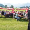Am Dienstag fand in Schöllang bei Oberstdorf der Viehscheid statt. Rund 570 Jungrinder von vier Alpen zogen in den Ort. Das tolle Wetter lockte zahlreiche Schaulustige an, die sich das Spektakel nicht entgehen lassen wollten.
Biergarten und Marktplatz
Fürs leibliche Wohl war auch gesorgt. Neben einem Biergarten, der gut besucht war, gab es auch ein Festzelt mitsamt Musikkapelle. Auch einen kleinen Markt gab es abseits des Viehscheids. Neben Taschen und Hüten konnten die Viehscheid-Besucher auch Küchenutensilien kaufen, während die Rinder zu ihren Besitzern trotteten. 
 
Weitere Bilder und Infos zum Viehscheid in Schöllang gibt es auf allgäuer-zeitung.de.
Im Allgäu hat die Viehscheid-Saison begonnen. In unserem Übersichtsartikel gibt es die weiteren Termine für die diesjährigen Almabtriebe. 