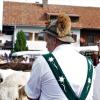 Am Dienstag fand in Schöllang bei Oberstdorf der Viehscheid statt. Rund 570 Jungrinder von vier Alpen zogen in den Ort. Das tolle Wetter lockte zahlreiche Schaulustige an, die sich das Spektakel nicht entgehen lassen wollten.
Biergarten und Marktplatz
Fürs leibliche Wohl war auch gesorgt. Neben einem Biergarten, der gut besucht war, gab es auch ein Festzelt mitsamt Musikkapelle. Auch einen kleinen Markt gab es abseits des Viehscheids. Neben Taschen und Hüten konnten die Viehscheid-Besucher auch Küchenutensilien kaufen, während die Rinder zu ihren Besitzern trotteten. 
 
Weitere Bilder und Infos zum Viehscheid in Schöllang gibt es auf allgäuer-zeitung.de.
Im Allgäu hat die Viehscheid-Saison begonnen. In unserem Übersichtsartikel gibt es die weiteren Termine für die diesjährigen Almabtriebe. 
