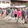 Am Dienstag fand in Schöllang bei Oberstdorf der Viehscheid statt. Rund 570 Jungrinder von vier Alpen zogen in den Ort. Das tolle Wetter lockte zahlreiche Schaulustige an, die sich das Spektakel nicht entgehen lassen wollten.
Biergarten und Marktplatz
Fürs leibliche Wohl war auch gesorgt. Neben einem Biergarten, der gut besucht war, gab es auch ein Festzelt mitsamt Musikkapelle. Auch einen kleinen Markt gab es abseits des Viehscheids. Neben Taschen und Hüten konnten die Viehscheid-Besucher auch Küchenutensilien kaufen, während die Rinder zu ihren Besitzern trotteten. 
 
Weitere Bilder und Infos zum Viehscheid in Schöllang gibt es auf allgäuer-zeitung.de.
Im Allgäu hat die Viehscheid-Saison begonnen. In unserem Übersichtsartikel gibt es die weiteren Termine für die diesjährigen Almabtriebe. 