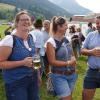 Am Dienstag fand in Schöllang bei Oberstdorf der Viehscheid statt. Rund 570 Jungrinder von vier Alpen zogen in den Ort. Das tolle Wetter lockte zahlreiche Schaulustige an, die sich das Spektakel nicht entgehen lassen wollten.
Biergarten und Marktplatz
Fürs leibliche Wohl war auch gesorgt. Neben einem Biergarten, der gut besucht war, gab es auch ein Festzelt mitsamt Musikkapelle. Auch einen kleinen Markt gab es abseits des Viehscheids. Neben Taschen und Hüten konnten die Viehscheid-Besucher auch Küchenutensilien kaufen, während die Rinder zu ihren Besitzern trotteten. 
 
Weitere Bilder und Infos zum Viehscheid in Schöllang gibt es auf allgäuer-zeitung.de.
Im Allgäu hat die Viehscheid-Saison begonnen. In unserem Übersichtsartikel gibt es die weiteren Termine für die diesjährigen Almabtriebe. 
