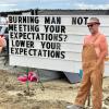 Beim Burning Man 2023 in den USA stecken nach starken Regenfällen rund 70.000 Menschen fest. Momentan können keine Fahrzeuge auf das Festivalgelände fahren, da sich der Sandboden in eine lehmartige Masse verwandelt hat. Die Menschen wurden dazu aufgerufen, sich ihre Wasser- und Lebensmittelvorräte einzuteilen.