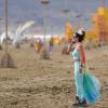 Beim Burning Man 2023 in den USA stecken nach starken Regenfällen rund 70.000 Menschen fest. Momentan können keine Fahrzeuge auf das Festivalgelände fahren, da sich der Sandboden in eine lehmartige Masse verwandelt hat. Die Menschen wurden dazu aufgerufen, sich ihre Wasser- und Lebensmittelvorräte einzuteilen.