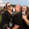 Explosive Stimmung beim ersten Heroes Festival im Allgäu! Zwischen knisternden Regenponchos und Moshpits feiern tausende junge Menschen zu Deutsch-Rap-Beats von 01099, Montez und Apache 207. Die Highlights von Freitagabend seht ihr hier in Bildern.
Ihr wart am Samstag da? Kein Ding! Auch von Luciano, Haftbefehl und Co. haben wir Bilder.
Hinweis in eigener Sache: Das Management von Apache 207 hat darauf bestanden, dass wir unsere Bilder des Konzertes vorab vorlegen und erst nach einer Freigabe am Montag veröffentlichen dürfen. Dies ist für uns nicht akzeptabel.