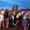 Explosive Stimmung beim ersten Heroes Festival im Allgäu! Zwischen knisternden Regenponchos und Moshpits feiern tausende junge Menschen zu Deutsch-Rap-Beats von 01099, Montez und Apache 207. Die Highlights von Freitagabend seht ihr hier in Bildern.
Ihr wart am Samstag da? Kein Ding! Auch von Luciano, Haftbefehl und Co. haben wir Bilder.
Hinweis in eigener Sache: Das Management von Apache 207 hat darauf bestanden, dass wir unsere Bilder des Konzertes vorab vorlegen und erst nach einer Freigabe am Montag veröffentlichen dürfen. Dies ist für uns nicht akzeptabel.