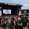 Explosive Stimmung beim ersten Heroes Festival im Allgäu! Zwischen knisternden Regenponchos und Moshpits feiern tausende junge Menschen zu Deutsch-Rap-Beats von 01099, Montez und Apache 207. Die Highlights von Freitagabend seht ihr hier in Bildern.
Ihr wart am Samstag da? Kein Ding! Auch von Luciano, Haftbefehl und Co. haben wir Bilder.
Hinweis in eigener Sache: Das Management von Apache 207 hat darauf bestanden, dass wir unsere Bilder des Konzertes vorab vorlegen und erst nach einer Freigabe am Montag veröffentlichen dürfen. Dies ist für uns nicht akzeptabel.